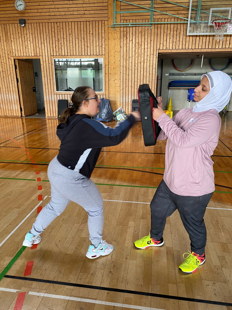 Ana und Rawan Partnerübung