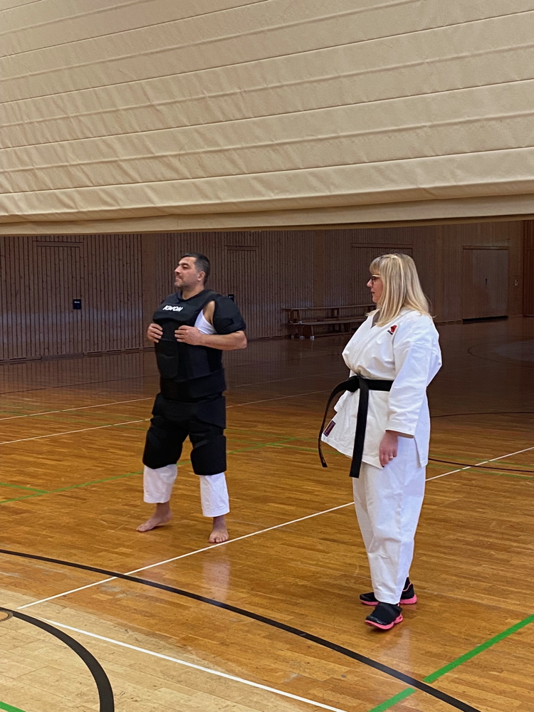 Kim Früh und Mesut ( Karatetrainer)