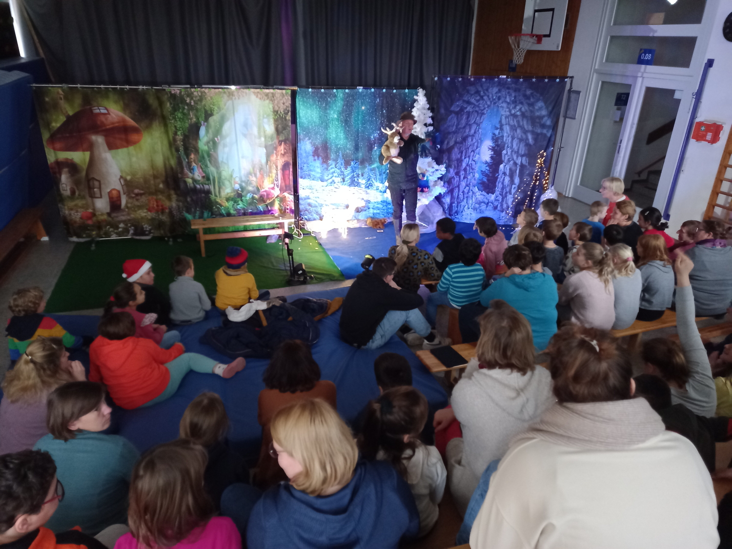 Zuschauerinnen in der Turnhalle der Astrid Lindgren Schule