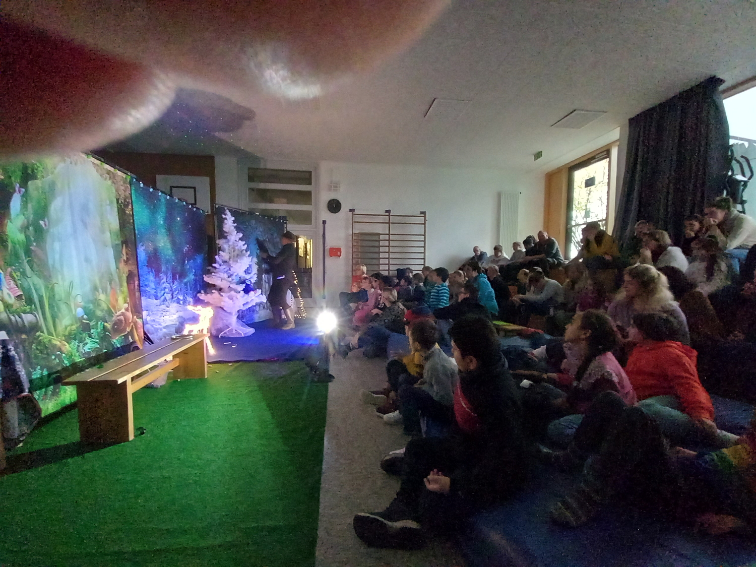 Zuschauerinnen in der Turnhalle der Astrid Lindgren Schule